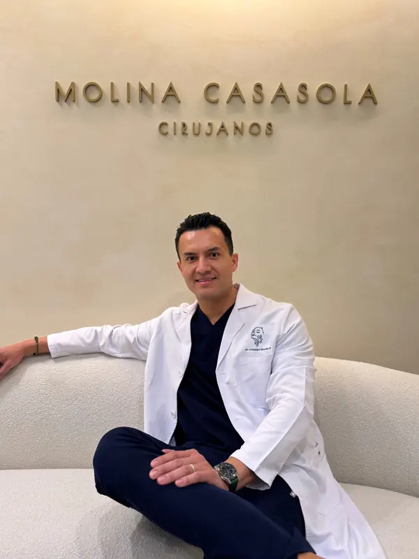 Dr. Fernando Molina, cirujano de blefaroplastia y lifting de cejas, en la clínica Molina Casasola de Valencia
